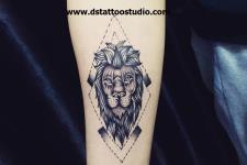 geometri aslan dövmeleri